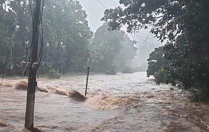 ഒഴുക്കിൽപ്പെട്ടു രണ്ട് യുവാക്കളെ കാണാതായി; പത്തനംതിട്ടയിൽ മണ്ണിടിഞ്ഞ് വീട് തകർന്നു; കാർ ഒലിച്ചുപോയി