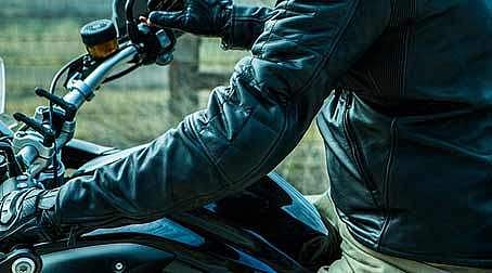 ഓടിച്ച് നോക്കാന് ഉടമ താക്കോല് കൈമാറി, ബൈക്കുമായി 24 കാരന് കടന്നു കളഞ്ഞു; ഒടുവില് പൊലീസ് പൊക്കി