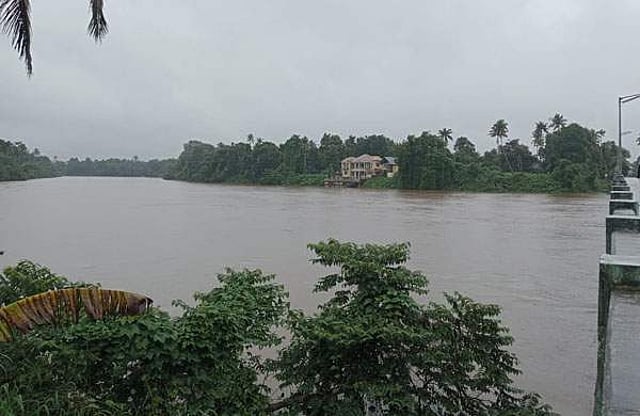 പെരിങ്ങല്കുത്ത് ഡാം തുറന്നു; കല്ലാര്ക്കുട്ടി, പാബ്ല തുറക്കാന് അനുമതി, പെരിയാര്, ചാലക്കുടി തീരത്തുള്ളവര്ക്ക് ജാഗ്രതാനിര്ദേശം; ഇടുക്കിയില് രാത്രിയാത്രാ നിരോധനം