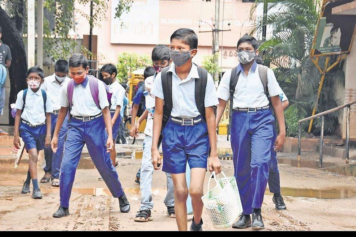 രക്ഷിതാക്കളുടെ അറിവോടെ കുട്ടികൾക്ക് സ്കൂളിൽ ഫോൺ കൊണ്ടുപോകാം; ബാലാവകാശ കമ്മിഷന്റെ ഉത്തരവ് 