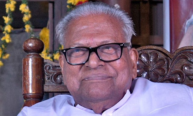 'അച്ഛനെ നെഞ്ചേറ്റി കാത്തിരിക്കുന്നവര്‍ക്കൊപ്പം ഞങ്ങളും വലിയ വിശ്വാസത്തിലാണ്';  കുറിപ്പുമായി വി എസിന്റെ മകന്‍ 