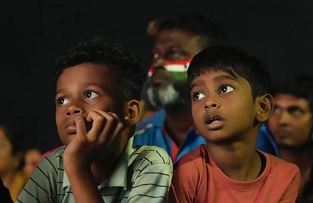 ചെന്നൈയിൽ ബിഗ് സ്ക്രീനിൽ സിനിമ കണ്ട കുട്ടികളുടെ നിരാശ/ ചിത്രം: പിടിഐ