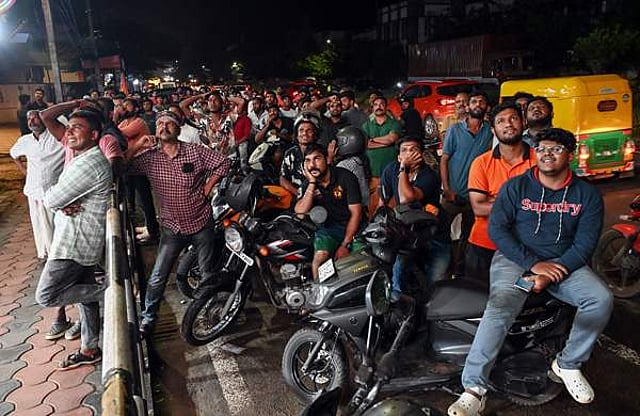 തിരുവനന്തപുരത്ത് ബിഗ് സ്ക്രീനിൽ ലോകകപ്പ് ക്രിക്കറ്റ് കണ്ട ആരാധകരുടെ നിരാശ/ ചിത്രം: പിടിഐ