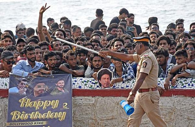 താരത്തിന് പിറന്നാൾ ആശംസകളുമായി നൂറുകണക്കിന് ആരാധകരാണ് മന്നത്തിന് മുന്നിൽ എത്തിയത്/ ചിത്രം: എഎൻഐ