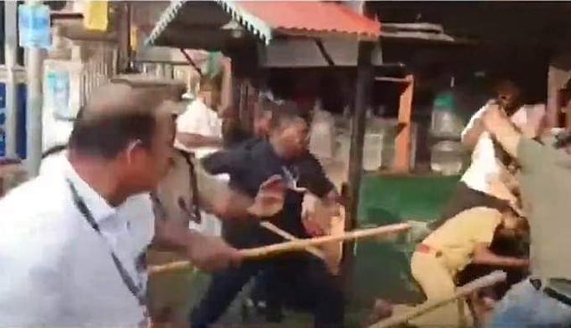 ആലപ്പുഴയില് മുഖ്യമന്ത്രിയുടെ ഗണ്മാന് യൂത്ത് കോണ്ഗ്രസ് പ്രവര്ത്തകരെ മർദ്ദിക്കുന്നു