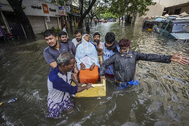 പ്രളയത്തില് വയോധികയെ ക്യാമ്പിലെത്തിക്കുന്നവര്/ പിടിഐ