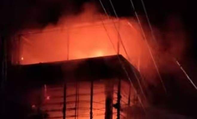 വടക്കാഞ്ചേരിയിലെ വ്യാപാര സ്ഥാപനത്തിൽ അ​ഗ്നിബാധ; ലക്ഷങ്ങളുടെ നഷ്ടം