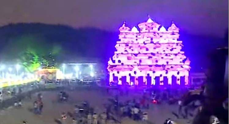 ട്രെയിനിന്റെ വാതിലില്‍ നിന്ന് ഉത്രാളിക്കാവ് പൂരം ഫോണില്‍ പകര്‍ത്തി; വീണ് രണ്ടുപേര്‍ക്ക് പരിക്ക് 
