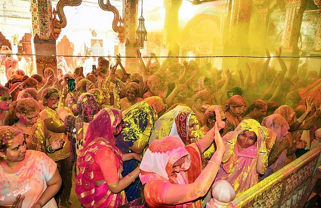 ജോദ്പൂരിലെ ഗംഗ്ശ്യാം ജി അമ്പലത്തില് വിശ്വാസികള് ഹോളി ആഘോഷിക്കുന്നു/ ചിത്രം; എഎന്ഐ
