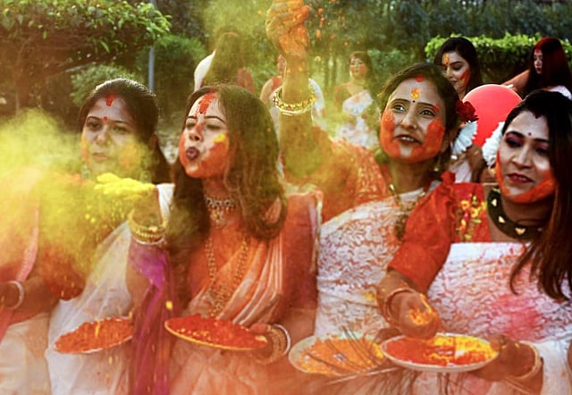 സൗത്ത് ദിനജ്പൂരിലെ ഹോളി ആഘോഷത്തില് നിന്ന്/ ചിത്രം; എഎന്ഐ
