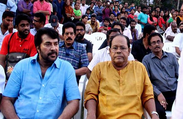 നടിയെ ആക്രമിച്ച സംഭവത്തിൽ കൊച്ചിയിൽ സംഘടിപ്പിച്ച പ്രതിഷേധത്തിൽ പങ്കെടുക്കുന്ന ഇന്നസെന്റ്
