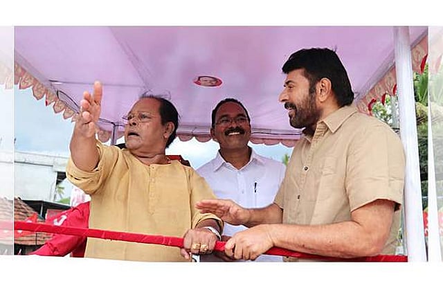 2019ലെ തെരഞ്ഞെടുപ്പിന് ചാലക്കുടിയിൽ നടന്ന റോഡ് ഷോയിൽ ഇന്നസെന്റിനെ പിന്തുണയ്ക്കാൻ എത്തി മമ്മൂട്ടി