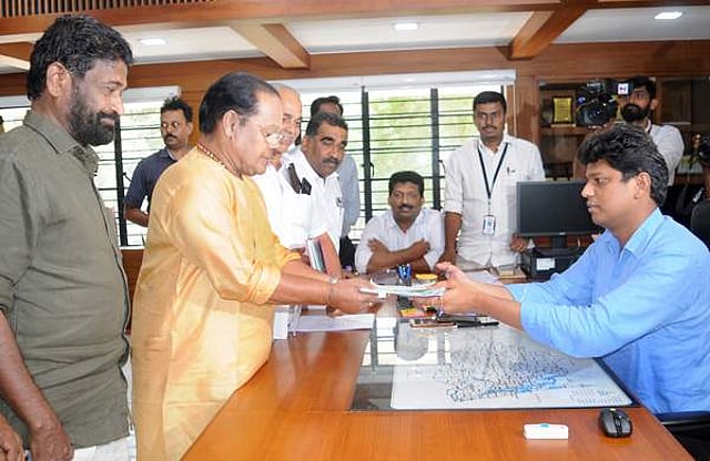 2019ലെ തെരഞ്ഞെടുപ്പിൽ മത്സരിക്കാൻ ഇന്നസെന്റ് നാമനിർദേശ പത്രിക സമർപ്പിച്ചപ്പോൾ