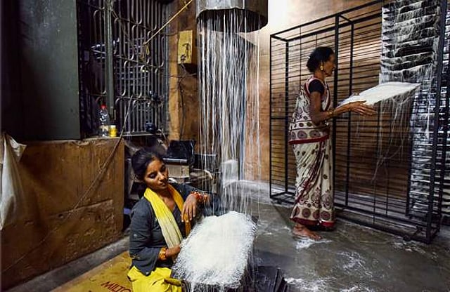റംസാൻ മാസത്തിൽ പരമ്പരാഗത മധുരപലഹാരങ്ങൾ ഉണ്ടാക്കാൻ ഉപയോഗിക്കുന്ന സേമിയ പ്രയാഗ്രാജിലെ ഒരു ഫാക്ടറിയിൽ ഉണ്ടാക്കുന്നു/ ചിത്രം പിടിഐ