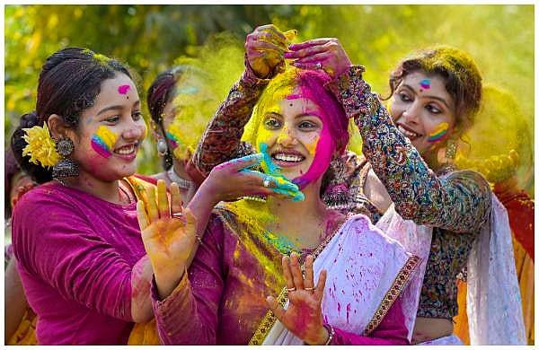നിറങ്ങളുടെ ഉത്സവമെന്നും വസന്തോത്സവം എന്നും ഹോളി അറിയപ്പെടുന്നു
