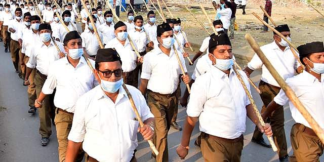 സര്‍ക്കാര്‍ ജീവനക്കാര്‍ക്ക് ആര്‍എസ്എസില്‍ പങ്കെടുക്കാം; വിലക്ക് പിന്‍വലിച്ച് കേന്ദ്രം, വിവാദം