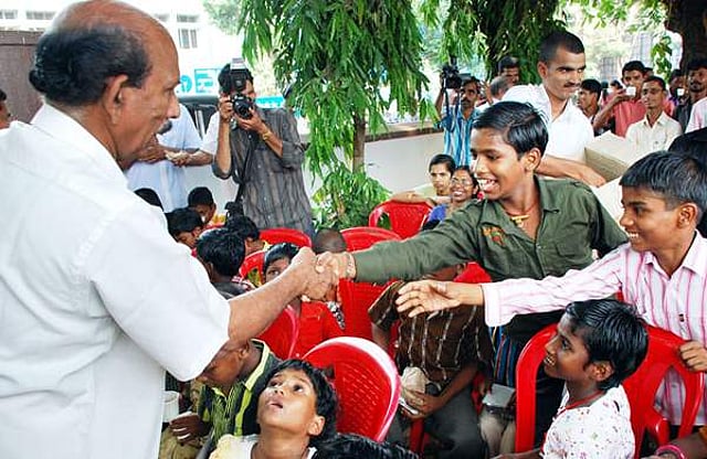 കോഴിക്കോട് 2009ല് നടന്ന 'ഫുഡ് ഫോർ ചൈൽഡ്' പരിപാടിയുടെ ഉദ്ഘാടനത്തിനിടെ തെരുവ് കുട്ടികൾക്കൊപ്പം മാമുക്കോയ/ എക്സ്പ്രസ് ഫോട്ടോ