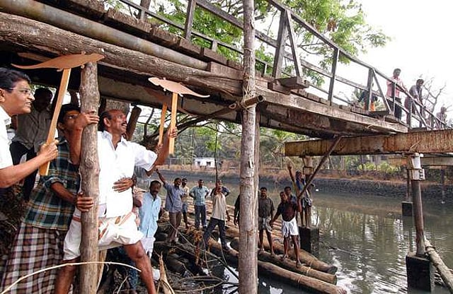 മൂരിയാട്-മാങ്കാവ് പാലം നവീകരിക്കാത്തതിൽ പ്രതിഷേധിച്ച് 2009ല് സംഘടിപ്പിച്ച ധർണ മാമുക്കോയ പ്രതീകാത്മകമായി ഉദ്ഘാടനം ചെയ്തപ്പോൾ/ എക്സ്പ്രസ് ഫോട്ടോ