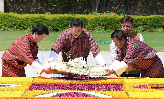 രാജ്ഘട്ടിലെ മഹാത്മാ ഗാന്ധി സമാധിയിൽ പുഷ്പാർച്ചന നടത്തുന്ന ഭൂട്ടാൻ രാജാവ് ജിഗ്മെ ഖേസർ നംഗ്യാൽ വാങ്ചുക്/ പിടിഐ