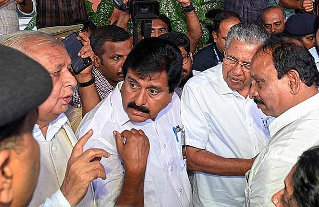 ഗവർണർ ആരിഫ് മുഹമ്മദ് ഖാനും മുഖ്യമന്ത്രി പിണറായി വിജയനും ഡോക്ടർ വന്ദനയുടെ കുടുംബാംഗങ്ങളെ ആശ്വസിപ്പിക്കുന്നു