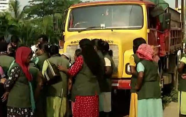ബ്രഹ്മപുരത്തേക്ക് മാലിന്യവുമായി പോയ ലോറി തടഞ്ഞു; പ്രതിഷേധം തൃക്കാക്കര ന​ഗരസഭാ അധ്യക്ഷയുടെ നേതൃത്വത്തിൽ