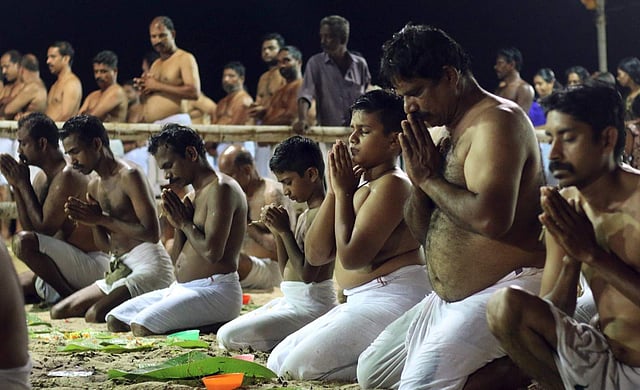 പിതൃ സ്മരണയിൽ ഇന്ന് കർക്കടക വാവ്; ബലിതർപ്പണത്തിനായി ക്ഷേത്രങ്ങളിൽ വിശ്വാസികളുടെ തിരക്ക്