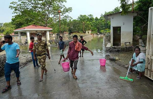 ഡൽഹിയിൽ രാജ്ഘട്ടിലെ മഹാത്മാഗാന്ധി സ്മാരകത്തിൽ നിന്ന് വെള്ളം നീക്കുന്നു