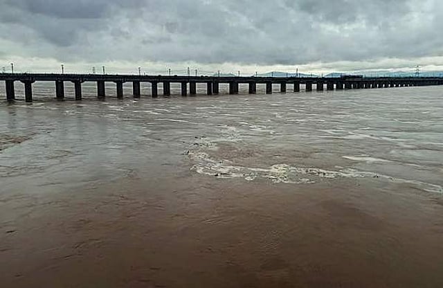 കനത്ത മഴയെ തുടർന്ന് കരകവിഞ്ഞ് ഒഴുകുന്ന കവേരി നദി