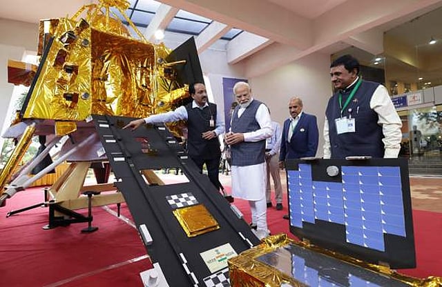 സാങ്കേതികവിദ്യ നോക്കി കാണുന്ന മോദി, പിടിഐ