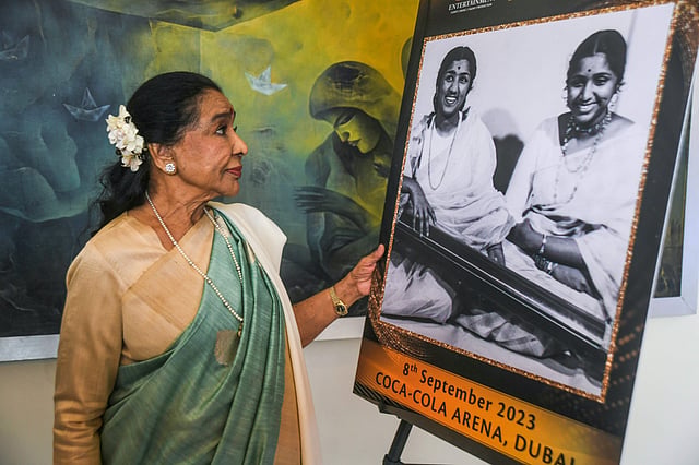 ഏറ്റവും കൂടുതൽ റെക്കോർഡ് ചെയ്യപ്പെട്ട കലാകാരി എന്ന നിലയിൽ ആശ ഭോസ്ലെയ്ക്ക് 2011ൽ ഗിന്നസ് റെക്കോർഡ്സ് ലഭിച്ചു