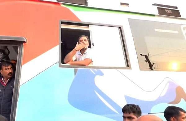 ബിജെപി പ്രവര്‍ത്തകരെ നോക്കി രാഹുലിന്റെ 'ഫ്‌ളൈയിങ് കിസ്'; ഭാരത് ജോഡോ യാത്രക്കിടെ നാടകീയ രംഗങ്ങള്‍