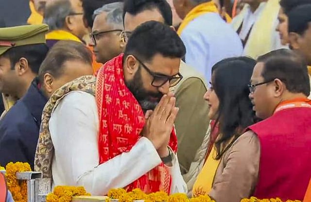 ബോളിവുഡ് നടന് അഭിഷേക് ബച്ചന് അയോധ്യയിലെ രാമക്ഷേത്രത്തില്. ചിത്രം/ പിടിഐ