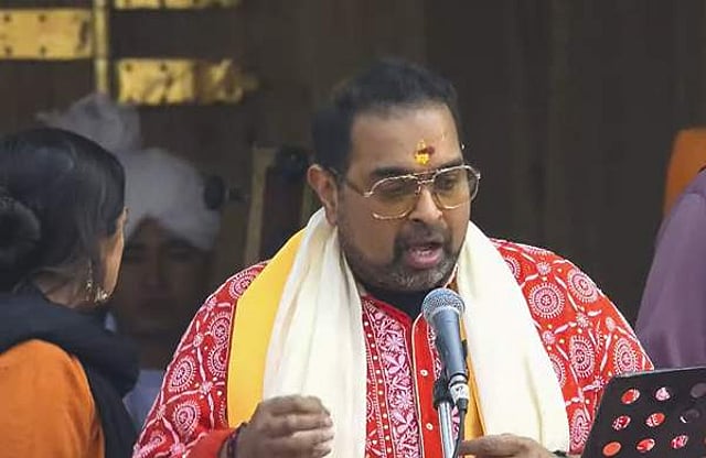 പ്രതിഷ്ഠാ ചടങ്ങിന് മുന്നോടിയായി അയോധ്യയിലെ രാമക്ഷേത്രത്തില് ഗായകന് ശങ്കര് മഹാദേവന് 'ഭജന്' പാടുന്നു.ചിത്രം/ പിടിഐ