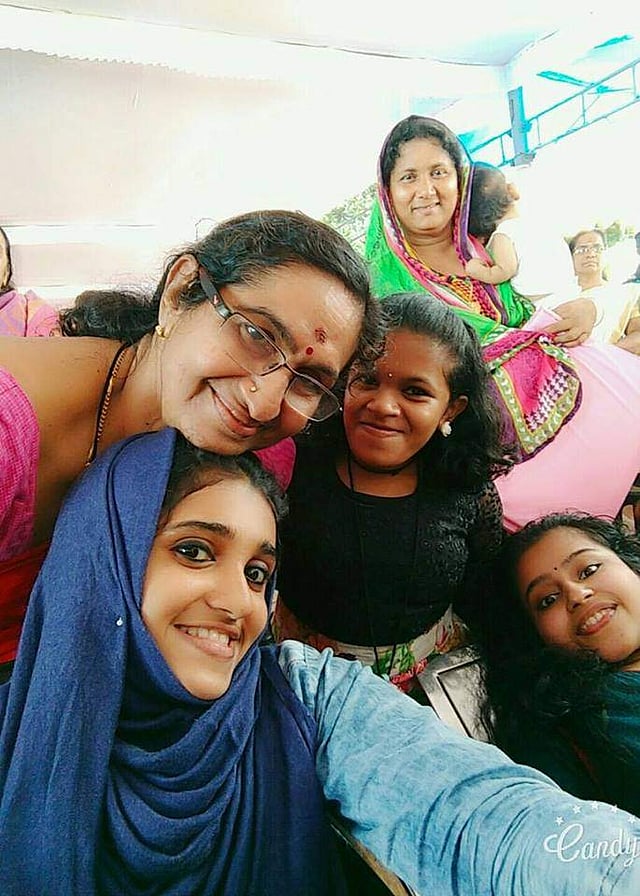 അഭിരാമി അമൃതവര്ഷിണി സ്ഥാപക ലതാ നായര്ക്കും അമൃതവര്ഷിണി അംഗമായ അതുല്യയ്ക്കുമൊപ്പം