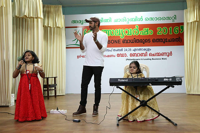 കഴിഞ്ഞ വര്ഷം കൊച്ചിയില് നടന്ന അമൃതവര്ഷിണി ഗെറ്റ് ടുഗെതറില് അഭിരാമി പാട്ട് പാടുന്നു