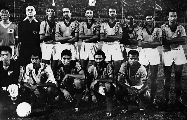 1964 ലെ മെര്ദേക്ക കപ്പില് റണ്ണേഴ്സ്അപ്പ് ആയ ഇന്ത്യന് ടീം. ഇരിക്കുന്നവരില് ഇടത്തുനിന്ന് രണ്ടാമത് മുസ്തഫ. മൂന്നാമത് നയീം, നാലാമത് ഇന്ദര് സിംഗ്. പിന് നിരയില് മധ്യത്തില് ജര്ണയില് സിംഗ്, ചുനി ഗോസ്വാമി, യൂസഫ് ഖാന്.