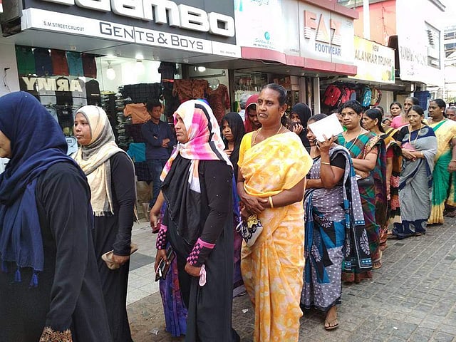 കോഴിക്കോട് മിഠായിത്തെരുവില് നടന്ന ഇരിക്കല് സമരം