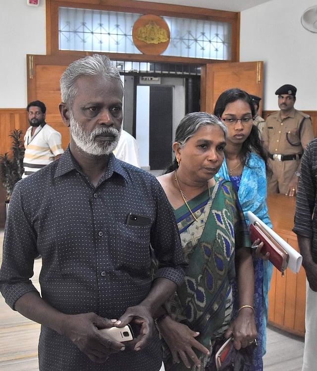 കെവിന്റെ കുടുംബാംഗങ്ങള് മുഖ്യമന്ത്രിക്ക് പരാതി നല്കാനെത്തിയപ്പോള്
