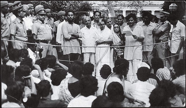 തെരഞ്ഞെടുപ്പിൽ പരാജയപ്പെട്ടിട്ടും ജെഎൻയു ചാൻസലർ സ്ഥാനം ഉപേക്ഷിക്കാതിരുന്ന ഇന്ദിരാഗാന്ധിക്കെതിരെ ജെഎൻയുവിലെ വിദ്യാർത്ഥികൾ അവരുടെ വസതിയിലേക്ക് നടത്തിയ മാർച്ചിൽ അന്നത്തെ വിദ്യാർത്ഥി യൂണിയൻ പ്രസിഡന്റ് സീതാറാം യെച്ചൂരി ആവശ്യങ്ങൾ വായിച്ചു കേൾപ്പിക്കുന്നു. തൊട്ടടുത്ത ദിവസം ഇന്ദിരാഗാന്ധി ചാൻസലർ സ്ഥാനം രാജിവച്ചു