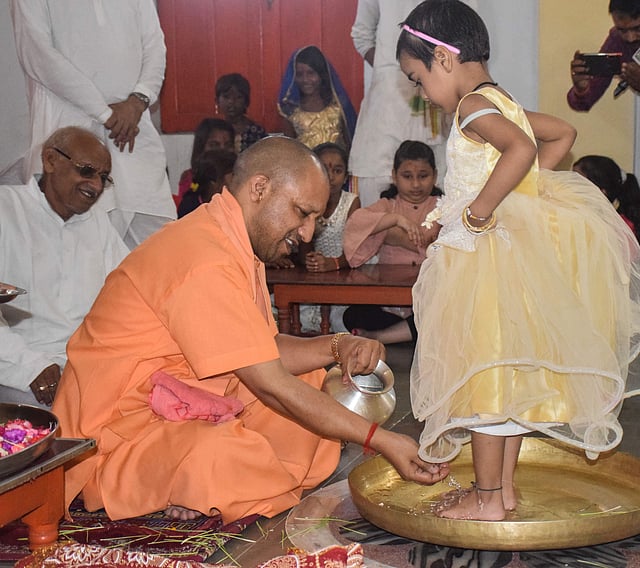 ഗൊരഖ്പുരിൽ ദുർഗാപൂജ ഉത്സവത്തോടനുബന്ധിച്ച് കന്യാപൂജൻ ചടങ്ങിൽ യുപി മുഖ്യമന്ത്രി യോഗി ആദിത്യനാഥ് പെൺകുട്ടികളുടെ കാലുകഴുകുന്നു. യോഗിയുടെ ഭരണകാലയളവിലാണ് യുപിയിൽ സ്ത്രീകൾക്കെതിരേ വ്യാപകമായ അതിക്രമങ്ങൾ വർധിച്ചത്