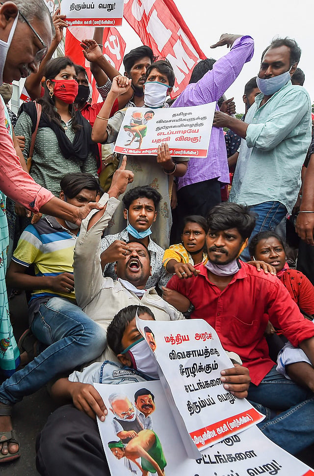 കാർഷിക മേഖലയിൽ പരിഷ്കരണം ലക്ഷ്യമിട്ട് നടപ്പാക്കിയ നിയമഭേദഗതിക്കെതിരെ ദക്ഷിണേന്ത്യയിലും ശക്തമായപ്പോൾ. തമിഴ്നാട്ടിൽ നിന്നുള്ള ദൃശ്യം