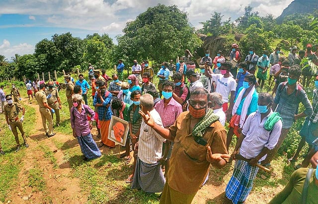 വനപാതാ നിർമാണത്തിനെത്തിയവർ പരാതി പറയുന്നു. അസുഖം വന്നാൽ തമിഴ്നാട് വഴി ചുറ്റി വേണം ഇവർക്ക് കേരളത്തിലെ ആശുപത്രികളിലെത്താൻ. കുട്ടികളുടെ പഠനകാര്യത്തിനും ഇതുതന്നെയാണ് സ്ഥിതി. സർക്കാർ ആനുകൂല്യങ്ങൾക്ക് പഞ്ചായത്ത്, വില്ലേജ് ഓഫീസുകളിലെത്തണമെങ്കിലും ഏറെ ബുദ്ധിമുട്ടാണ്