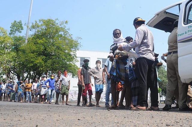 നിരാലംബർക്ക് സൗജന്യ ഭക്ഷണ വിതരണം/ ഫോട്ടോ: എ സനേഷ്/എക്സ്പ്രസ്