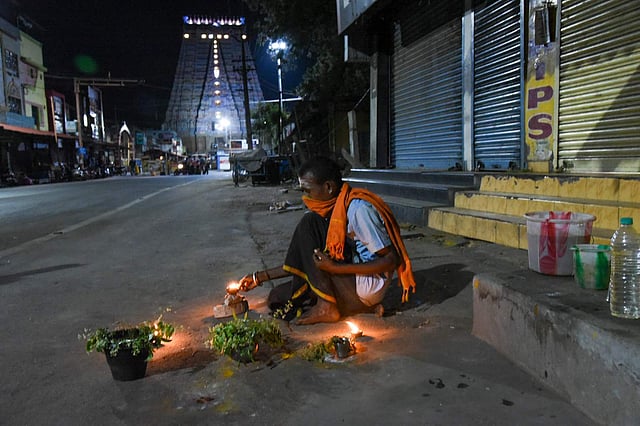 പ്രധാനമന്ത്രിയുടെ ആഹ്വാനപ്രകാരം കോവിഡിനെതിരായ രാജ്യത്തിന്റെ ഒരുമിച്ചുള്ള പോരാട്ടത്തിന് അനുഭാവം പ്രകടിപ്പിച്ചു കൊണ്ട് തിരികൾ തെളിക്കുന്ന ഒരാൾ