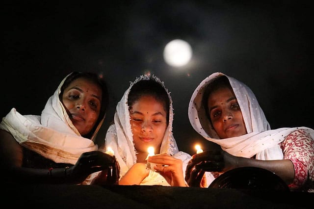 പ്രധാനമന്ത്രിയുടെ ആഹ്വാനപ്രകാരം കോവിഡിനെതിരായ രാജ്യത്തിന്റെ ഒരുമിച്ചുള്ള പോരാട്ടത്തിന് അനുഭാവം പ്രകടിപ്പിച്ചു കൊണ്ട് തിരികൾ തെളിക്കുന്നവർ
