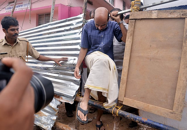 ശബരിമലയിൽ മേൽനോട്ടത്തിനായി ഹൈക്കോടതി രൂപീകരിച്ച സമിതിയിൽ അംഗമായതിന് ശേഷം ശബരിമലയിൽ എത്തിയ ഹേമചന്ദ്രൻ ഐപിഎസ് പൊലീസ് ബാരിക്കേഡ് മറികടക്കുന്നു