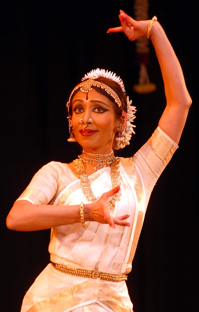 നൃത്തച്ചുവടിൽ