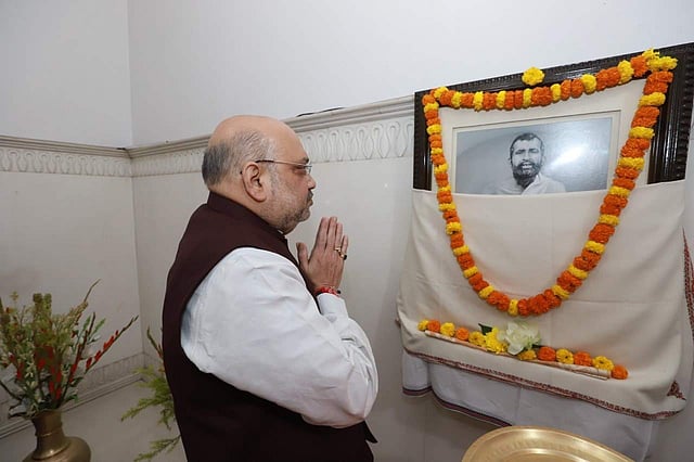 ആഭ്യന്തര മന്ത്രി അമിത് ഷാ ശ്രീരാമകൃഷ്ണ പരമഹംസന്റെ ഛായാ ചിത്രത്തിന് മുന്നിൽ പുഷ്പാഞ്ജലി നടത്തുന്നു