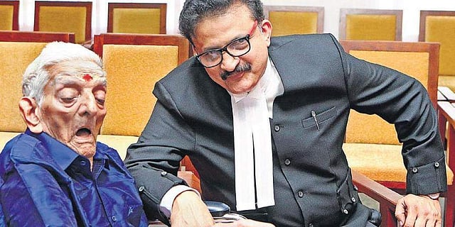 ഇളയമകൻ കുഞ്ഞികൃഷ്ണൻ ഹൈക്കോടതി ജഡ്ജിയായി സത്യപ്രതിഞ്ജ ചെയ്യുന്നത് കാണാനെത്തിയ ഉണ്ണികൃഷ്ണൻ നമ്പൂതിരി/ ചിത്രം: എക്സ്പ്രസ്