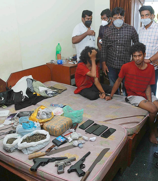 തിരുവനന്തപുരം കിള്ളിപ്പാലത്ത് പൊലീസ് അറസ്റ്റ് ചെയ്ത യുവാക്കൾ. കഞ്ചാവ്, മയക്കുമരുന്നുകൾ, തോക്ക് എന്നിവ ഉൾപ്പെടെയാണ് ഇവരെ കസ്റ്റഡിയിലെടുത്തത്